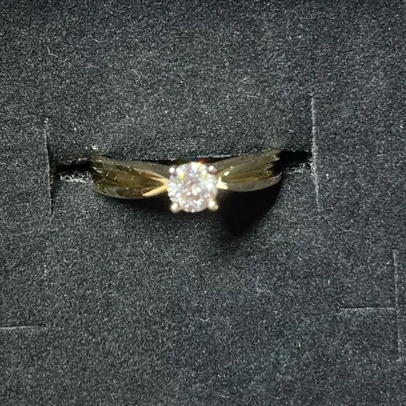 18k Gold Solitaire Diamond Ring. Diamond is .25ct S1 G; 3.5 grams. Size 4.5 - Picture 8 of 16